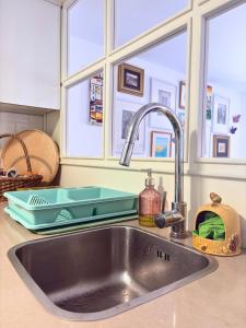a kitchen counter with a sink and a sink at Casa Milamores Constância in Constância +23 photos
