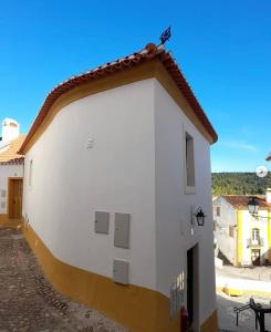 a white building with a red roof at Casa Milamores Constância in Constância