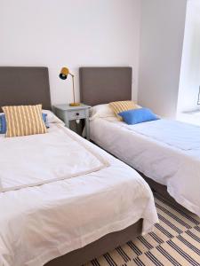 Dos camas una al lado de la otra en una habitación. en Casa Milamores Constância, en Constância 21 fotos más