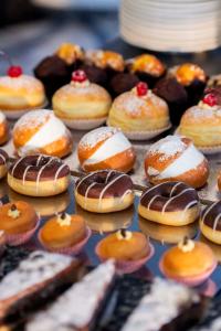 Une bande de beignets assis sur un plateau dans l'établissement International Hotel & Suite, à San Benedetto del Tronto