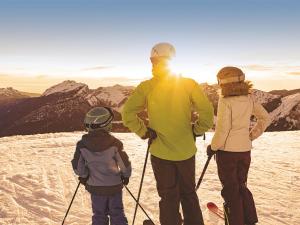 un gruppo di persone in cima a una pista sciistica di Charmant studio montagnard avec accès bien-être, proche centre et pistes de ski au Grand-Bornand - FR-1-467-37 a Le Grand-Bornand