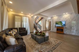 Un televizor și/sau centru de divertisment la Villa Monaco RD