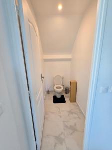 a small bathroom with a toilet in a hallway at Appartement 150m2 avec jardin 3000 m2 