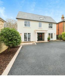 NetleyにあるHealth & Wellness House Hot Tub, Sauna & Ice Bathの大白い家