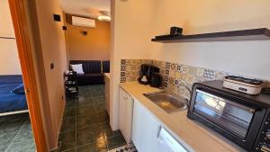 Kuchyň nebo kuchyňský kout v ubytování Vida Daurada with private pool