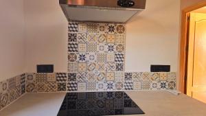 uma cozinha com um monte de azulejos na parede em Vida Daurada with private pool em Vespellá mais 14 fotografias