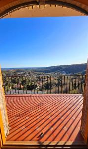 uma vista a partir da varanda de uma casa com um deque de madeira em Vida Daurada with private pool em Vespellá