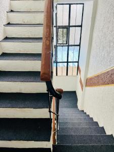 Una escalera de caracol con vista a una ventana. en Hotel Amardeep Residency, en Aurangabad