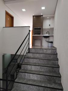 Una escalera que conduce a una cocina en una casa en Apartamento 21 Praia de Leste, en Pontal do Paraná