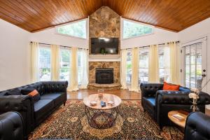 Posezení v ubytování Poolside Farm Serenity Group Perfect Cozy Gazebo + 63 fotografií