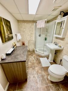 Koupelna v ubytování Beautiful Suite Fenced yard Kitchen Laundry