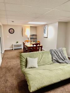 Posezení v ubytování Beautiful Suite Fenced yard Kitchen Laundry