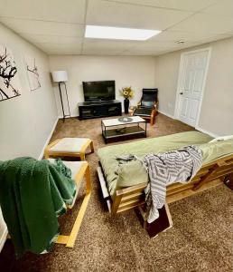 Posezení v ubytování Beautiful Suite Fenced yard Kitchen Laundry