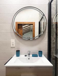 un bagno con lavandino e specchio di Malasaña 51, new, center, quite, parking on request a Málaga Altre 67 foto