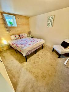 Postel nebo postele na pokoji v ubytování Beautiful Suite Fenced yard Kitchen Laundry + 6 fotografií