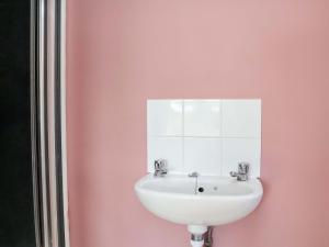 Ένα μπάνιο στο The Manse