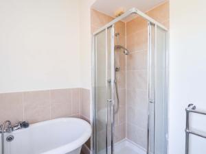 Ένα μπάνιο στο The Manse