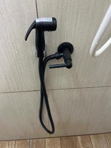 een zwart snoer dat aan een plafond hangt bij Casa SaraH!! in Manaus