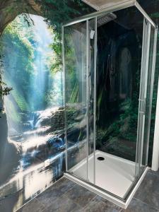 a shower stall with a painting on the wall at Filmreif, Hollywood meets Urlaub in Dahlem