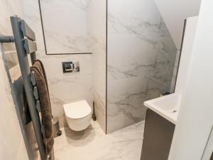 un baño con inodoro y lavabo en Ellis House, en Huddersfield 30 fotos más