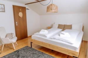 Un dormitorio con una gran cama blanca en una habitación. en Wiesenglück by Greatlifestay, en Ennetbürgen