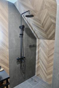 y baño con ducha y techo. en Acacia Hotel, en Sofía
