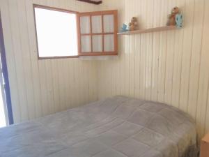 ein Schlafzimmer mit einem Bett, einem Fenster und Regalen in der Unterkunft Appartement cosy au pied des pistes avec grand balcon à Isola 2000 - FR-1-292-212 in Isola