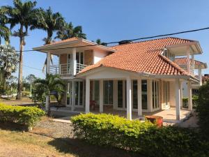 a house with an orange tile roof at Hermosa cabaña cerca Restrepo in Villavicencio