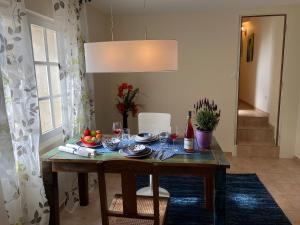 - une table avec des verres de vin et des fruits dans l'établissement Gite Bleu - Paradis de Provence, à Le Pin 2 autres photos