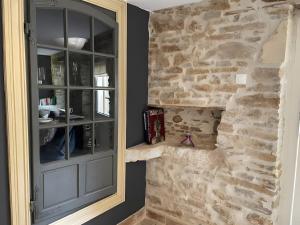 un mur en pierre avec une armoire dans une pièce dans l'établissement Gite Lavande - Paradis de Provence, à Le Pin