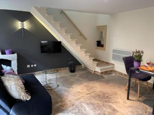 un salon avec un canapé et un escalier dans l'établissement Gite Lavande - Paradis de Provence, à Le Pin