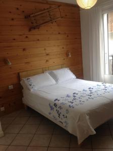 En eller flere senge i et værelse på Aravis Sports 29