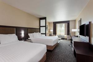 Habitación de hotel con 2 camas y TV de pantalla plana. en Holiday Inn Express & Suites Anaheim Resort Area, an IHG Hotel, en Anaheim
