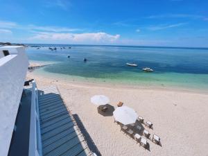 a view of a beach with umbrellas and the ocean at Windy Villa Phú Quý in Cù Lao Thu
