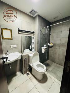 un baño con inodoro y lavabo en K Avenue By D Hara Residence, en Kota Kinabalu