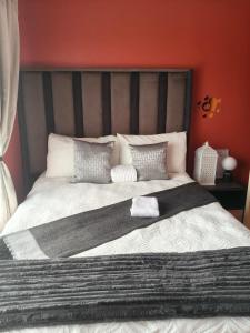 Una cama o camas en una habitación de Express at Urban Cove