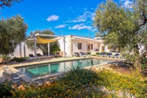een villa met een zwembad in een tuin bij Villa with Trullo and Pool, Alberobello in Alberobello