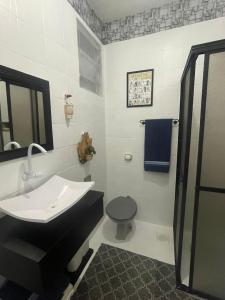 リオデジャネイロにあるStudio Encantado De Copacabanaの洗面台とトイレ付きのバスルーム