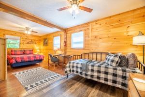 een woonkamer met een bed en een bank bij Haus Edelweiss By Avada Properties in Sevierville