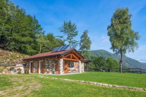 a cabin with a solar roof on top of it at Casetta del Rio in Stresa