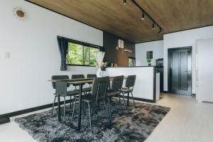 a dining room and kitchen with a table and chairs at ItsumoYuki in Atami