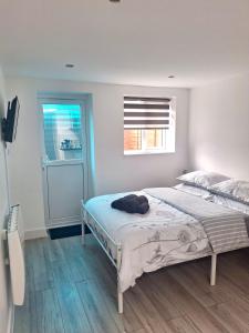 Φωτογραφία από το άλμπουμ του Studio flat close to Heathrew Airport σε Northolt