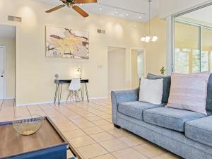 ザファーヒルズにあるDelightful Family Home in New Tampaの青いソファとテーブルのあるリビングルーム