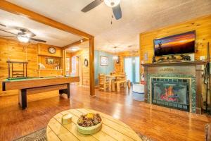 een woonkamer met een pooltafel en een open haard bij Haus Edelweiss By Avada Properties in Sevierville
