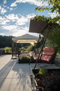 カルロヴィ・ヴァリにあるプレジデント ラグジュアリー スパ ＆ ウェルネス ホテルの庭のテントと椅子付きポーチ