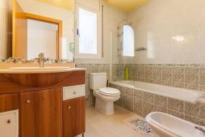a bathroom with a sink and a toilet and a bath tub at La Cantonada in Sant Pere de Ribes +15 photos