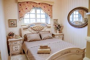 KallíthironにあるRita's Cozy Country Homeの白いベッドと窓のある寝室