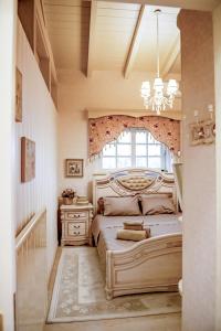 KallíthironにあるRita's Cozy Country Homeのベッドルーム1室(シャンデリア、窓付)