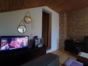 Una sala de estar con un televisor de pantalla plana sobre una mesa. en Relaks dream, en Vlašić