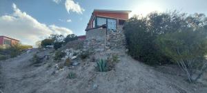 ein Haus am Hang eines Hügels in der Unterkunft Cabaña La Ermita, Complejo El Taller in Ciudad Lujan de Cuyo + 15 Fotos